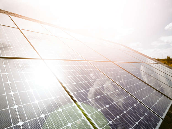 Photovoltaikanlage auf einem Dach – moderne Solarmodule zur Stromerzeugung aus Sonnenenergie.