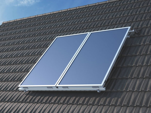Zwei rechteckige Solarkollektoren auf einem Dach mit dunklen Dachziegeln.