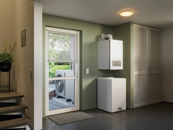 Gasbrennwertheizung mit Wärmepumpe in modernem Hauswirtschaftsraum – effizientes Heizsystem.