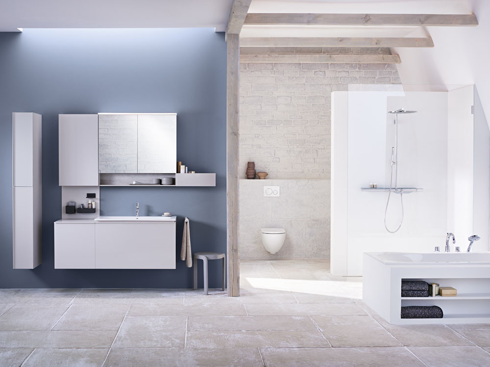 Geräumiges Badezimmer mit Geberit Acanto Waschtisch, Badmöbeln, Dusche und Badewanne in modernem Design.