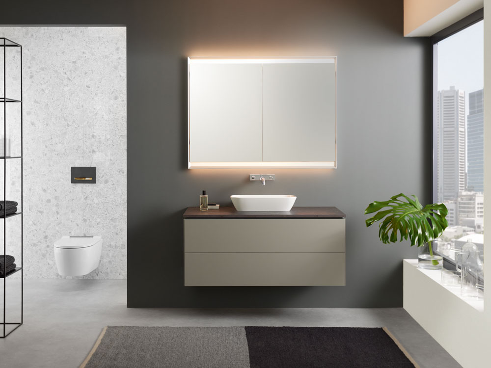 Modernes Badezimmer mit Geberit ONE Waschtisch und beleuchtetem Spiegelschrank in elegantem Design.
