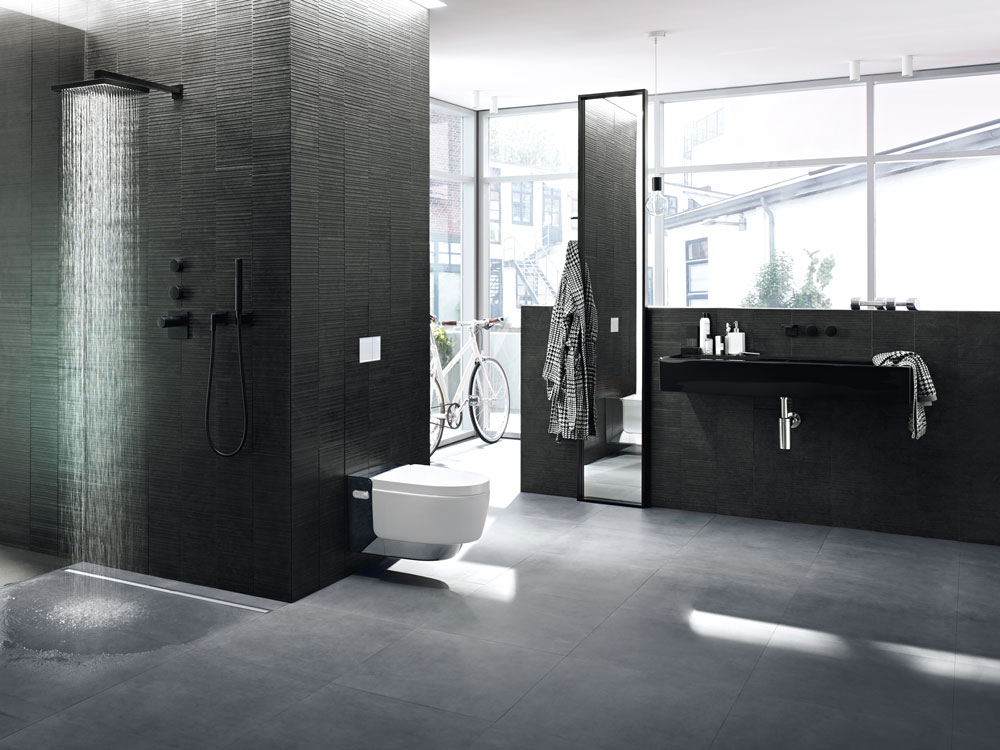 Modernes Designerbad mit bodenebener Dusche, eleganter schwarzer Ausstattung.
