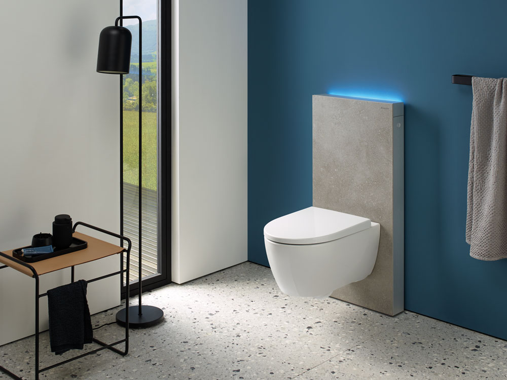 Modernes Badezimmer mit wandhängendem Geberit iCon WC und beleuchtetem Vorwandelement.